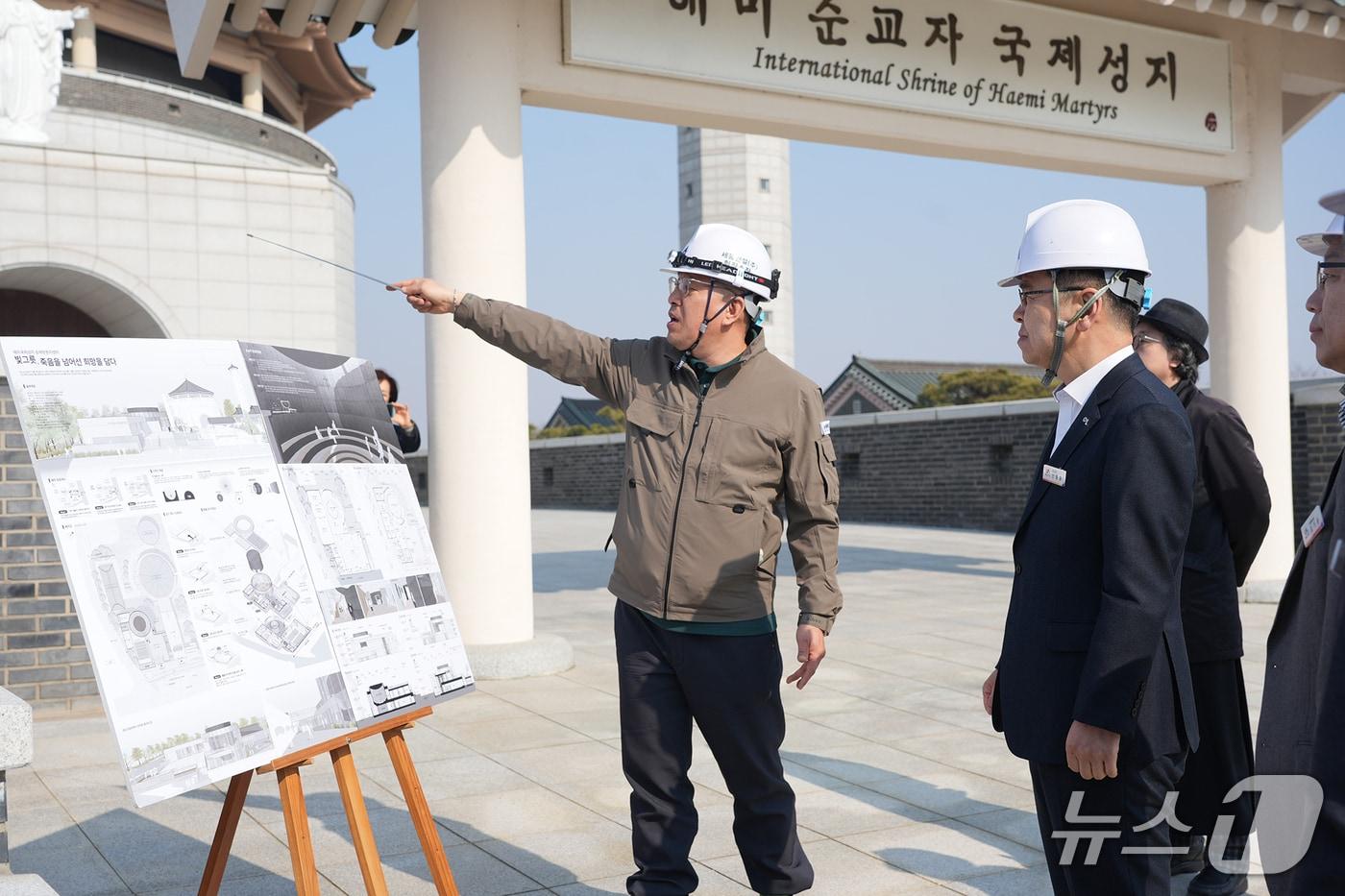 본문 이미지 - 신필승 서산시 부시장이 17일 해미국제성지 일원을 방문해 서울 세계청년대회를 앞두고 추진 중인 사업을 점검하고 있다.(서산시 제공. 재판매 및 DB금지)2026.3.17/뉴스1