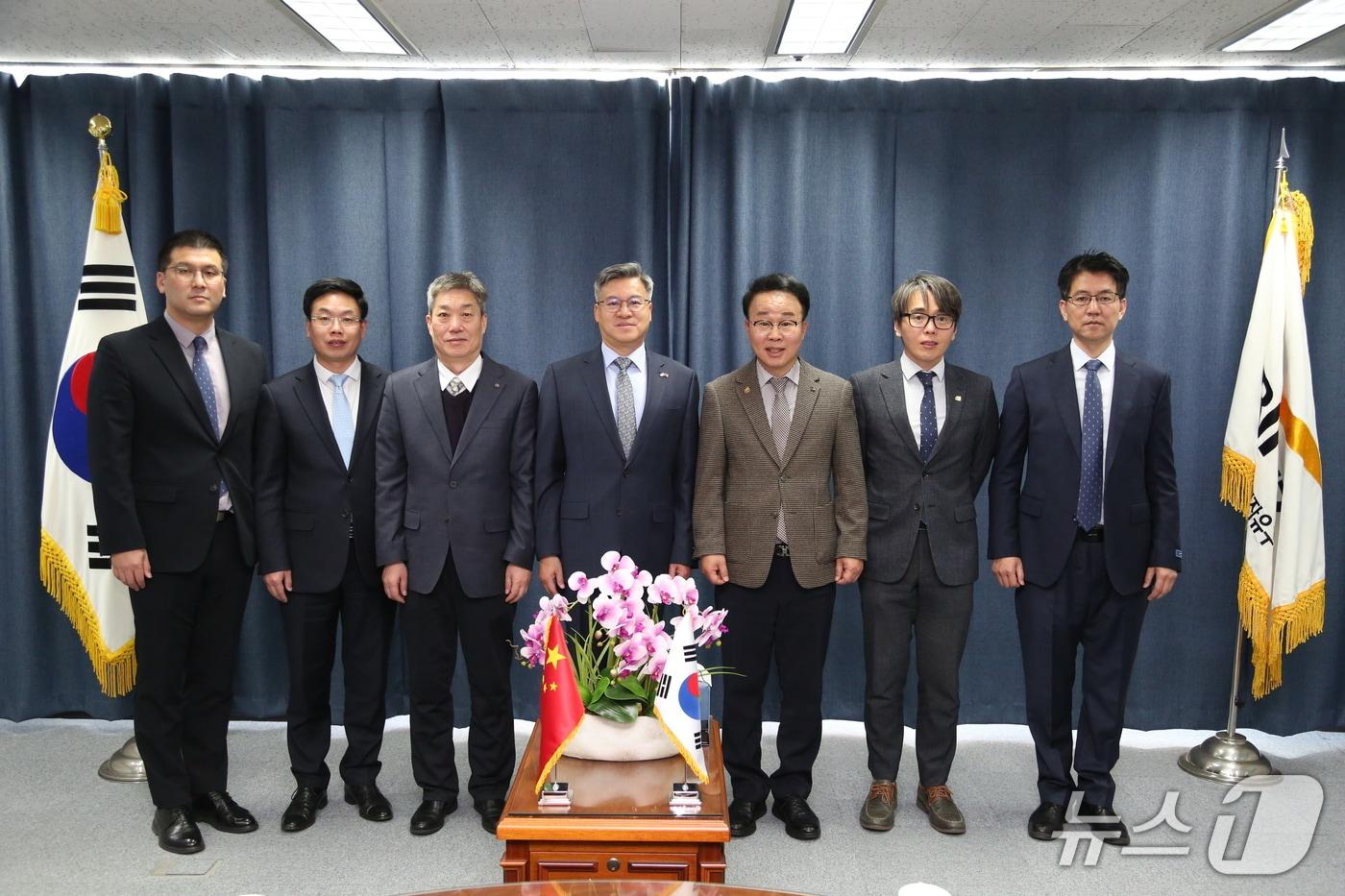 본문 이미지 - 17일 주부산 중국 총영사관과 부산진해경제자유구역청 관계자들이 기념촬영을 하고 있는 모습 (경자청 제공. 재판매 및 DB금지)