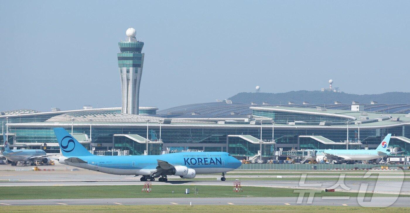 본문 이미지 -  대한항공 B747-8i가 인천국제공항에서 이륙하기 위해 활주로로 이동하고 있다. ⓒ 뉴스1 공항사진기자단