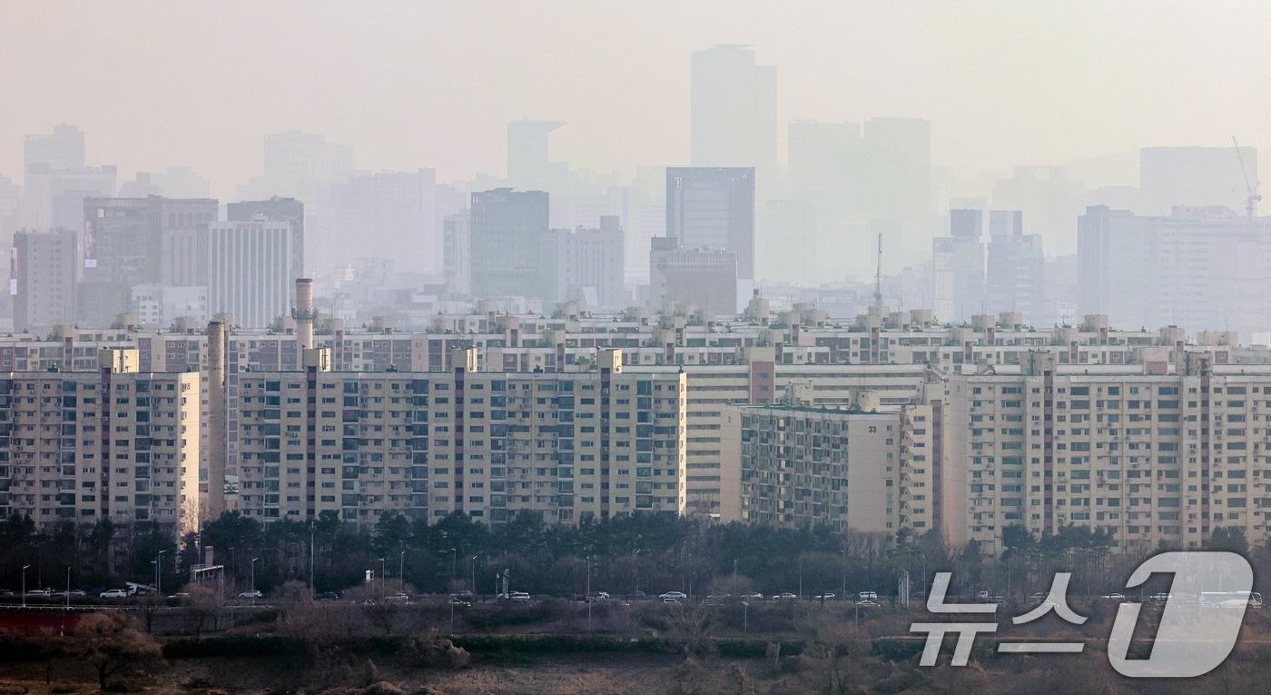 본문 이미지 - 서울 강남구 아파트 단지의 모습. 2026.3.17 ⓒ 뉴스1 이호윤 기자