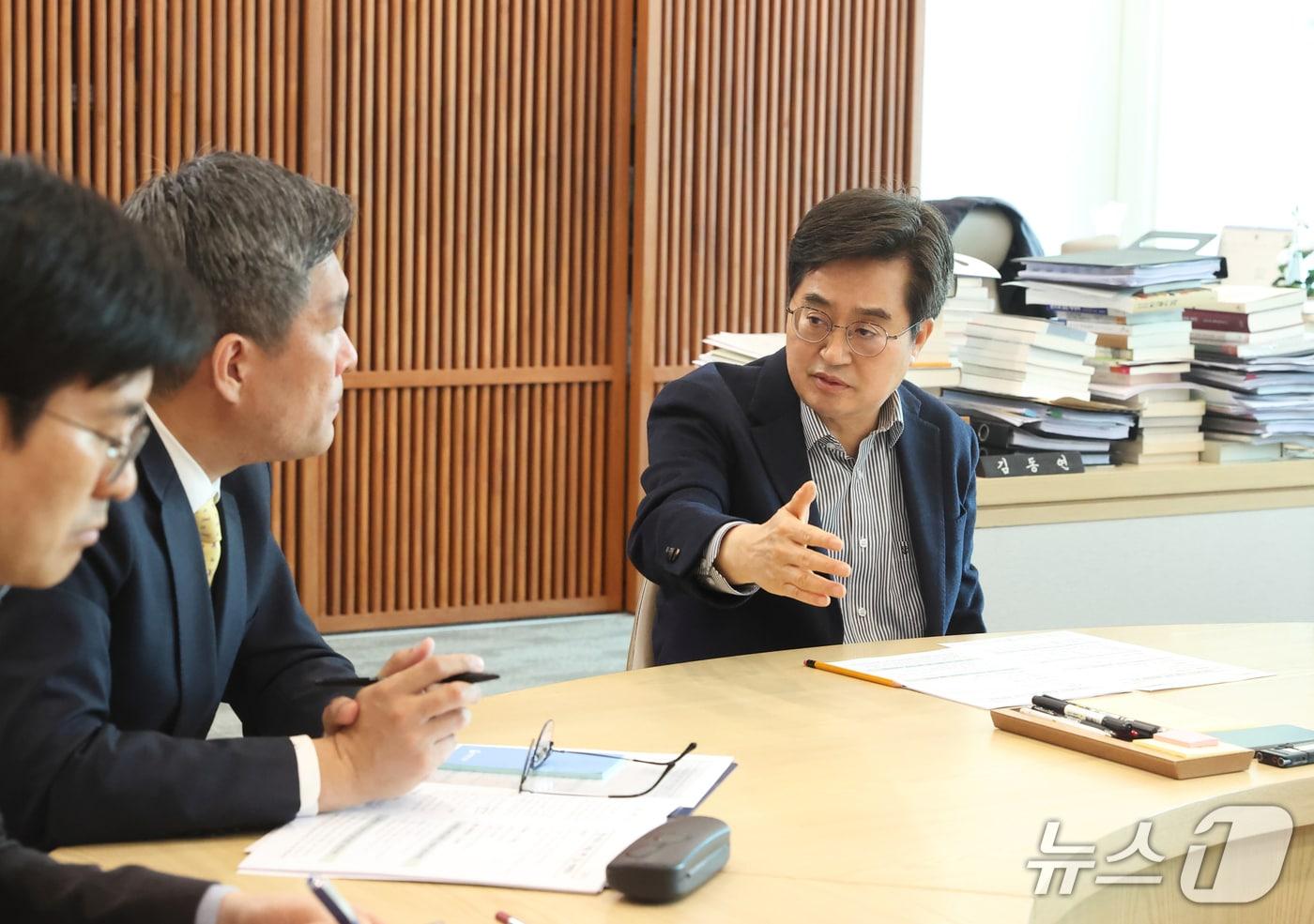 본문 이미지 - 김동연 경기도지사가 17일 도청에서 민생·에너지 추경을 위한 긴급 전략회의를 주재하고 있다.(경기도 제공. 재판매 및 DB금지)