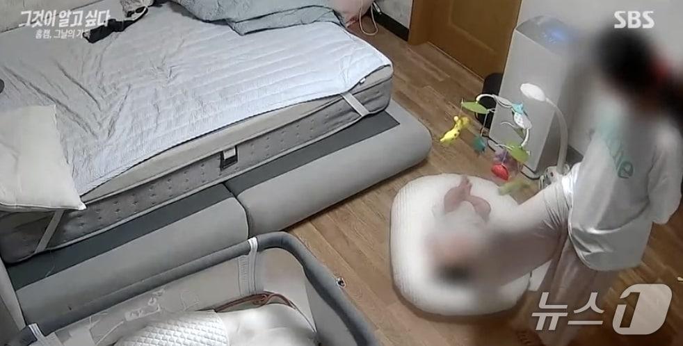 본문 이미지 - 친모가 전남 여수 자택에서 해든이를 발로 학대하는 모습.(사진=SBS 프로그램 그것이 알고 싶다 방송본 캡처.)