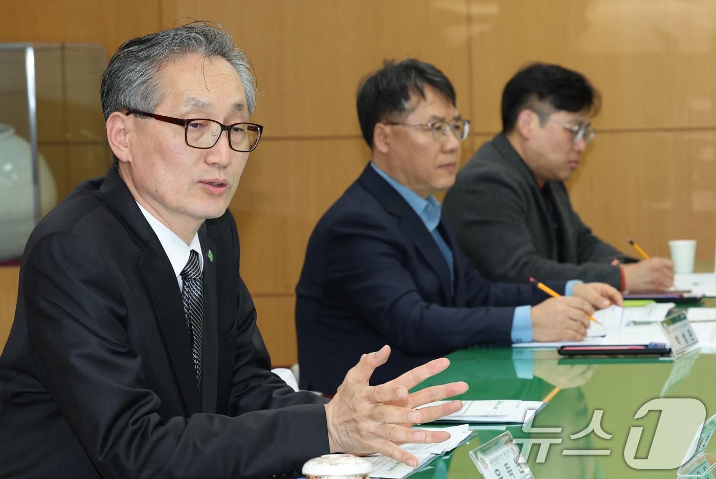 본문 이미지 - 유득원 대전시 행정부시장이 17일 시청에서 중동 사태 대응 지역수출 지원기관 간담회를 주재하고 있다. 2026.3.17 ⓒ 뉴스1 김기태 기자