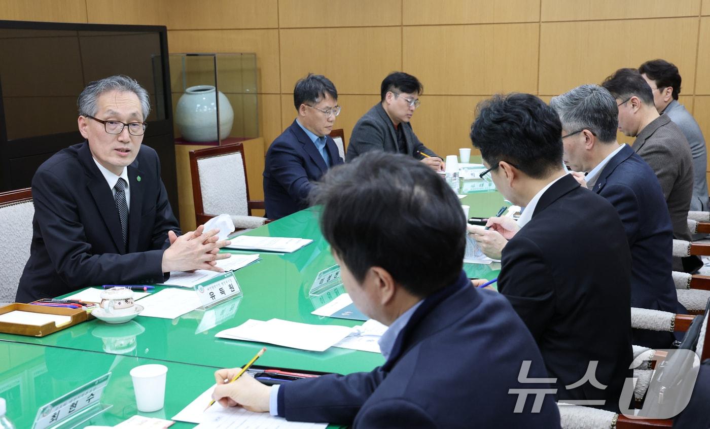 본문 이미지 - 유득원 대전시 행정부시장이 17일 시청에서 중동 사태 대응 지역수출 지원기관 간담회를 주재하고 있다. 2026.3.17 ⓒ 뉴스1 김기태 기자
