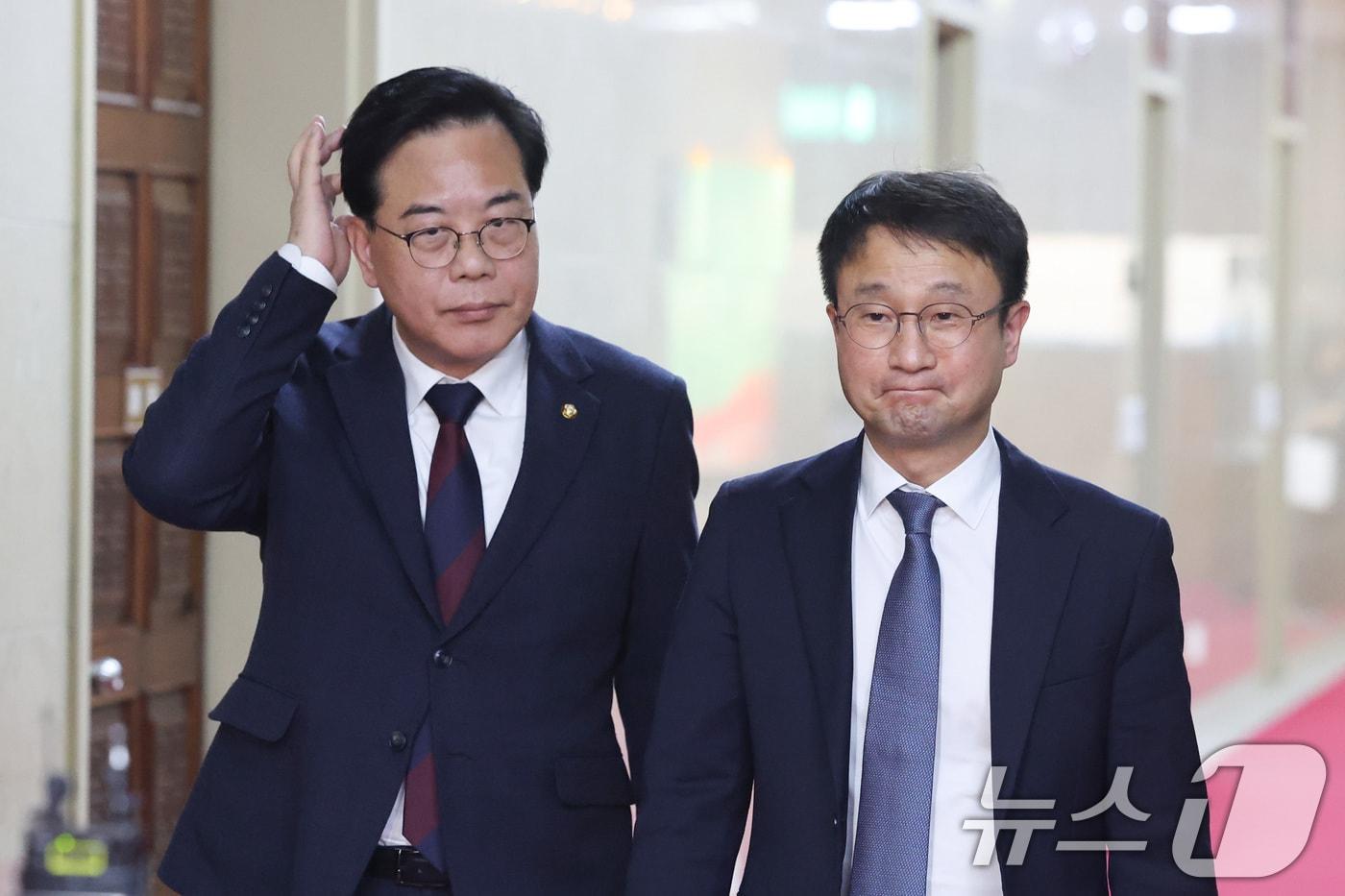 본문 이미지 - 한병도 더불어민주당 원내대표와 송언석 국민의힘 원내대표가 17일 서울 여의도 국회에서 국회의장 주재 여야 원내대표 회동을 마친 후 의장실을 나서고 있다. 2026.3.17 ⓒ 뉴스1 신웅수 기자