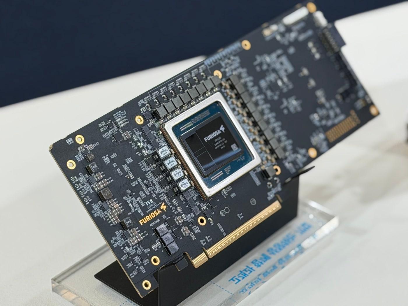 본문 이미지 - 퓨리오사AI의 AI 반도체 모습. 2026.3.17 ⓒ 뉴스1 이기범 기자