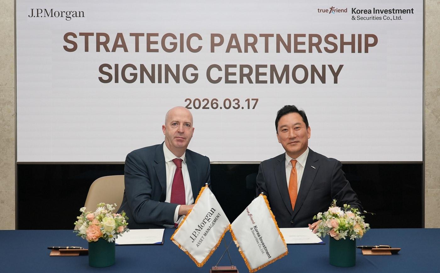 본문 이미지 - 17일 서울 여의도 한국투자증권에서 열린 MOU 체결식에서 김성환 사장(오른쪽)과 댄 왓킨스(Dan Watkins) JP모간자산운용 아시아태평양 대표가 기념 사진을 촬영하고 있다. (한국투자증권 제공)