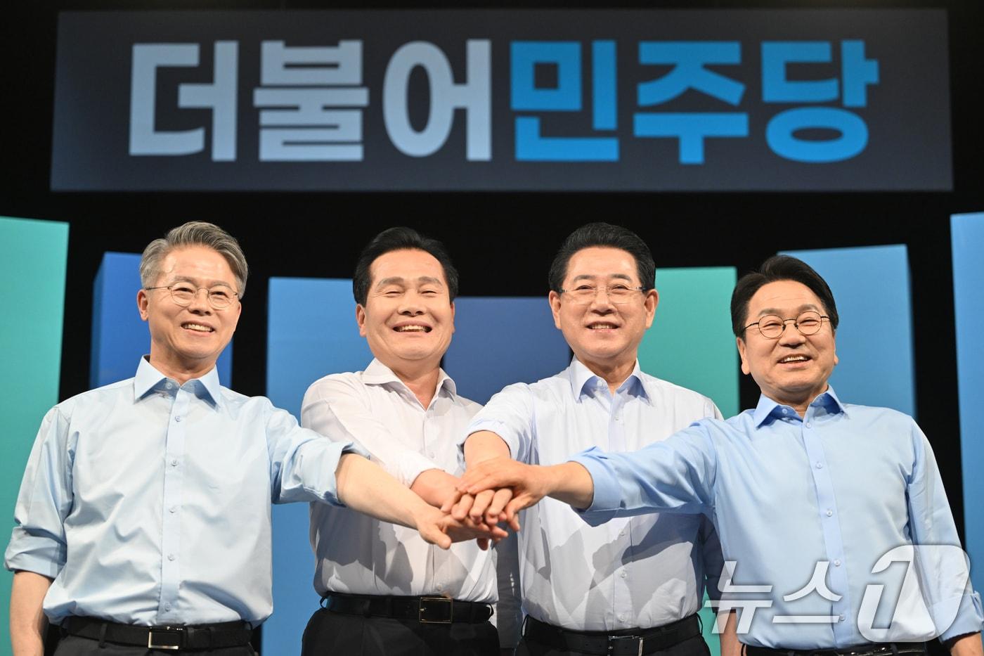 본문 이미지 - 17일 오후 광주 남구 광주MBC 스튜디오에서 열린 민주당 전남광주특별시장 A조 경선 토론회. 참여한 후보들이 승리를 다짐하고 있다. 왼쪽부터 민형배 의원, 주철현 의원, 김영록 전남도지사, 강기정 광주시장. 2026.3.17 ⓒ 뉴스1 김태성 기자