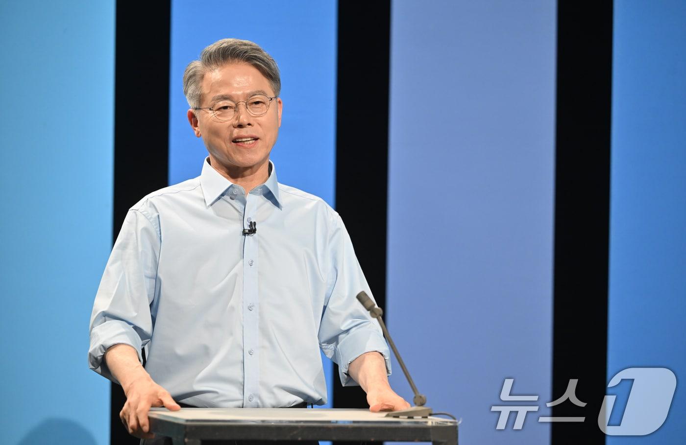 본문 이미지 - 더불어민주당 전남광주통합특별시장 경선 후보인 민형배 의원이 17일 오후 광주 남구 광주MBC 스튜디오에서 열린 민주당 전남광주특별시장 A조 경선 토론회에 참여해 발언하고 있다. 2026.3.17 ⓒ 뉴스1 김태성 기자