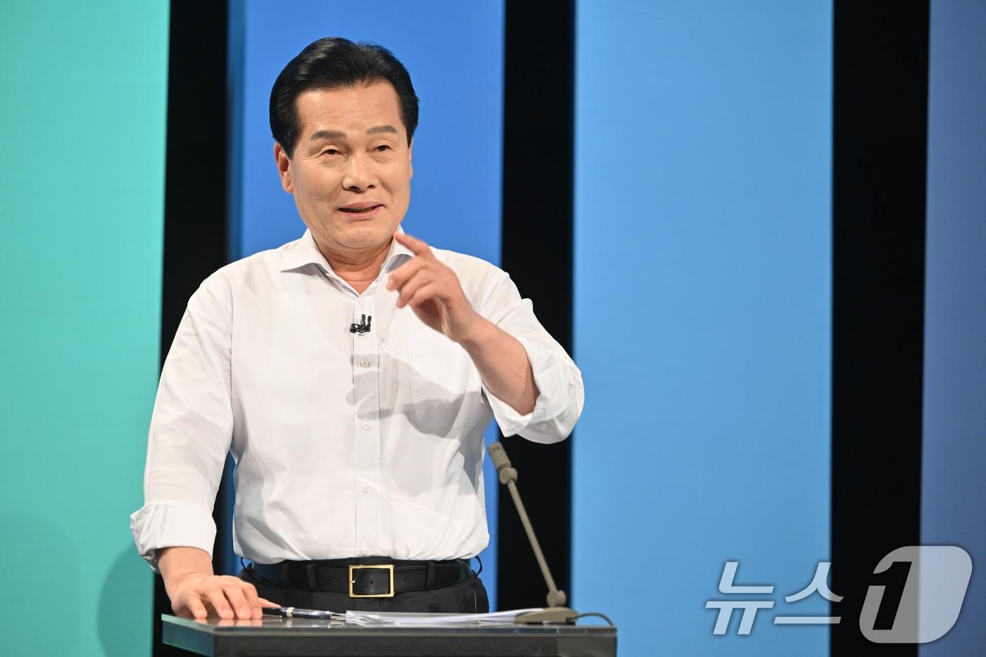 본문 이미지 - 더불어민주당 전남광주통합특별시장 경선 후보인 주철현 의원이 17일 오후 광주 남구 광주MBC 스튜디오에서 열린 민주당 전남광주특별시장 A조 경선 토론회에 참여해 발언하고 있다. 2026.3.17 ⓒ 뉴스1 김태성 기자