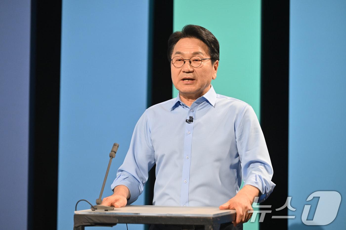 본문 이미지 - 더불어민주당 전남광주통합특별시장 경선 후보인 강기정 시장이 17일 오후 광주 남구 광주MBC 스튜디오에서 열린 민주당 전남광주특별시장 A조 경선 토론회에 참여해 발언하고 있다. 2026.3.17 ⓒ 뉴스1 김태성 기자