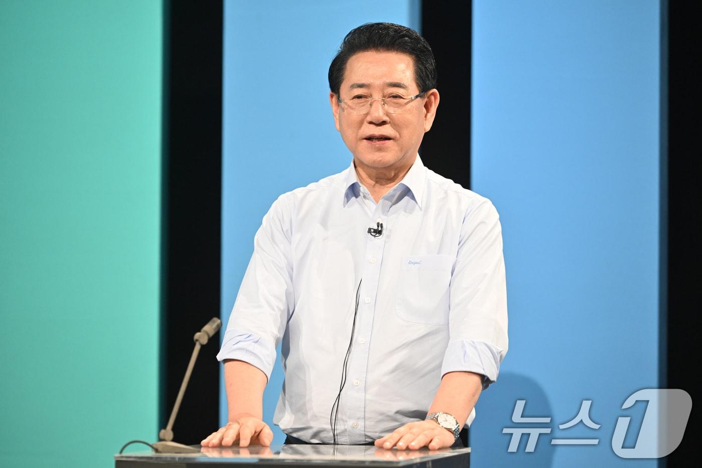 본문 이미지 - 더불어민주당 전남광주통합특별시장 경선 후보인 김영록 전남도지사가 17일 오후 광주 남구 광주MBC 스튜디오에서 열린 민주당 전남광주특별시장 A조 경선 토론회에 참여해 발언하고 있다. 2026.3.17 ⓒ 뉴스1 김태성 기자