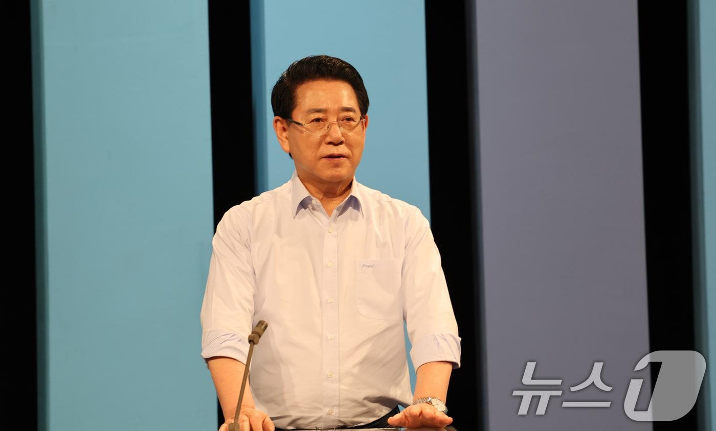 본문 이미지 - 더불어민주당 전남광주통합특별시장 경선 후보인 김영록 전남도지사가 17일 오후 광주 남구 광주MBC 스튜디오에서 열린 민주당 전남광주특별시장 A조 경선 토론회에 참여해 발언하고 있다. 2026.3.17 ⓒ 뉴스1 김태성 기자