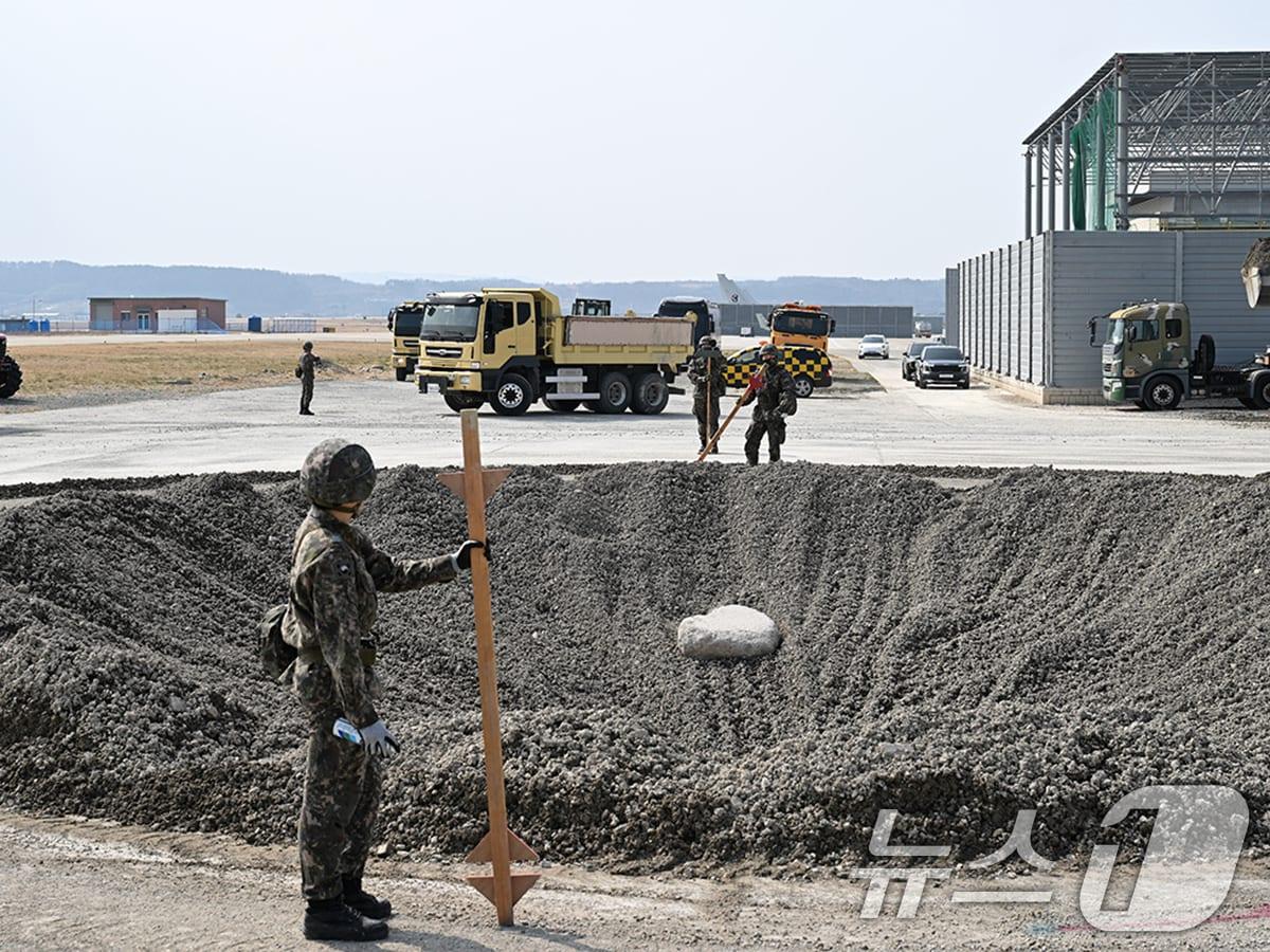 본문 이미지 - 해군항공사령부 공병대대가 17일 포항경주공항에서 활주로 복구 작전을 펼쳤다. 훈련은 적의 공격으로 발생한 대형 폭파구를 복구하기 위해 중장비 12대와 병력을 투입, 고강도 특수매트로 복구하는 것으로 진행됐다.(해군항공사령부 제공, 재판매 및 DB금지) 2026.3.17 ⓒ 뉴스1 최창호 기자