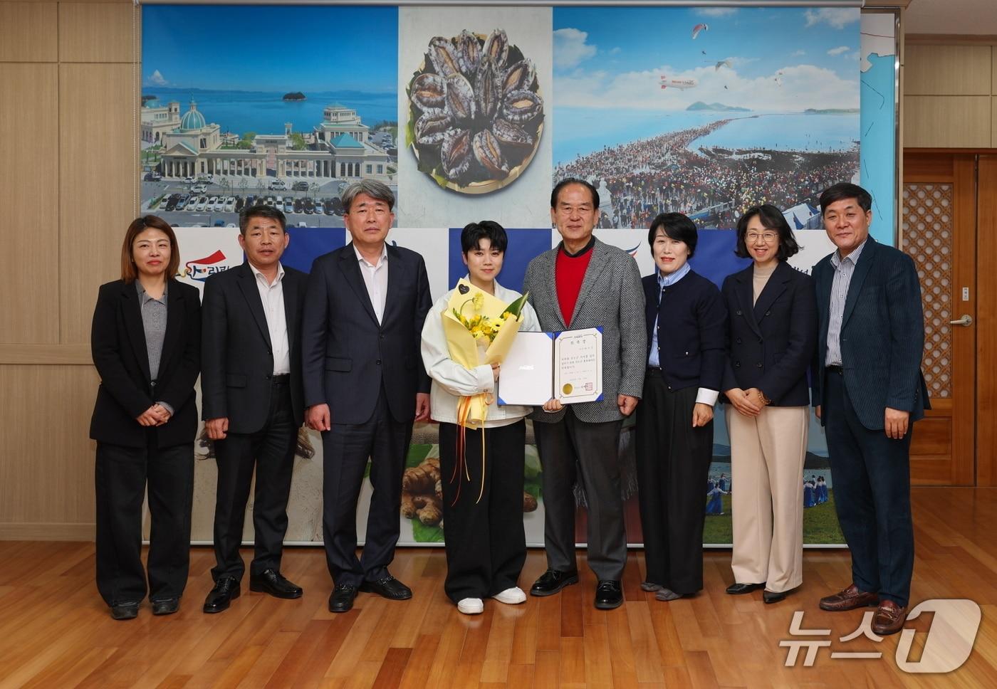본문 이미지 - 가수 마이진이 김희수 군수 등과  기념사진을 찍고 있다.(진도군 제공, 재판매 및 DB금지)/뉴스1