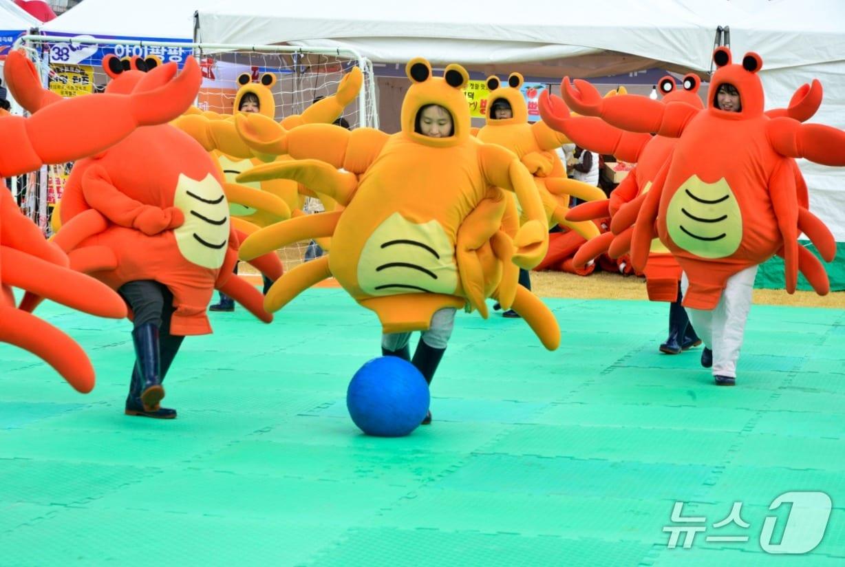 본문 이미지 - 17일 경북 영덕군이 제29회 영덕대게축제를 26일~29일까지 강구 해파랑공원에서 개최한다. 사진은 지닌해 축제 모습. (영덕군제공, 재판매 및 DB금지) 2026.3.17/뉴스1 