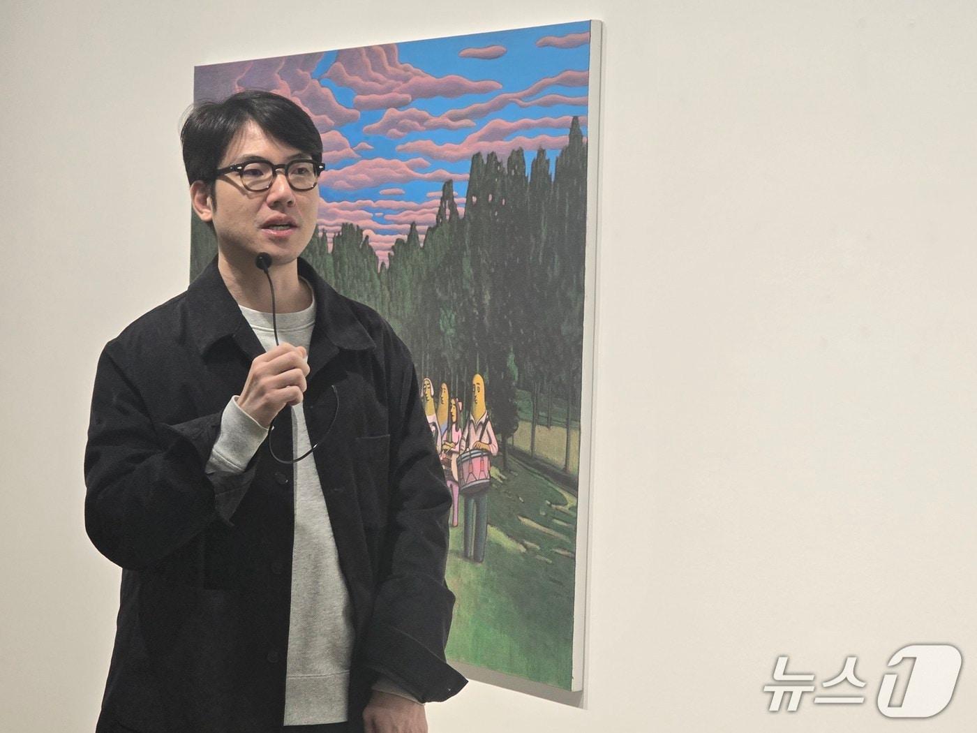 본문 이미지 - 17일 갤러리현대에서 진행된 기자간담회에서 이우성 작가가 전시 작품을 설명하고 있다. ⓒ 뉴스1 김정한 기자