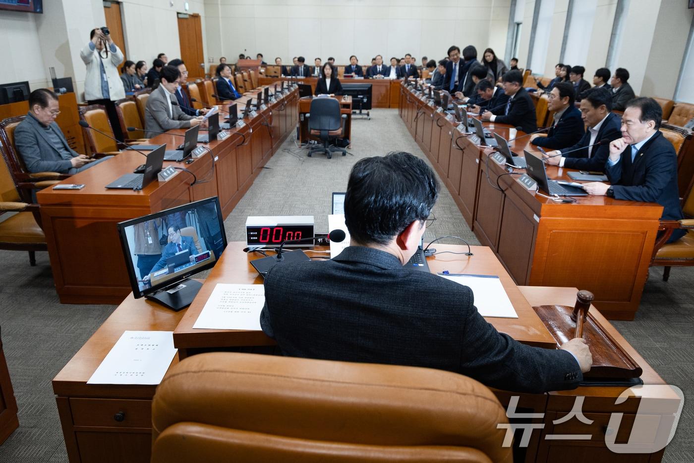 본문 이미지 - 박수영 국회 재정경제기획위원회 국민의힘 간사가 17일 서울 여의도 국회에서 열린 제433회 국회(임시회) 재정경제기획위원회 제2차 전체회의에서 의사봉을 두드리고 있다. 2026.3.17 ⓒ 뉴스1 유승관 기자
