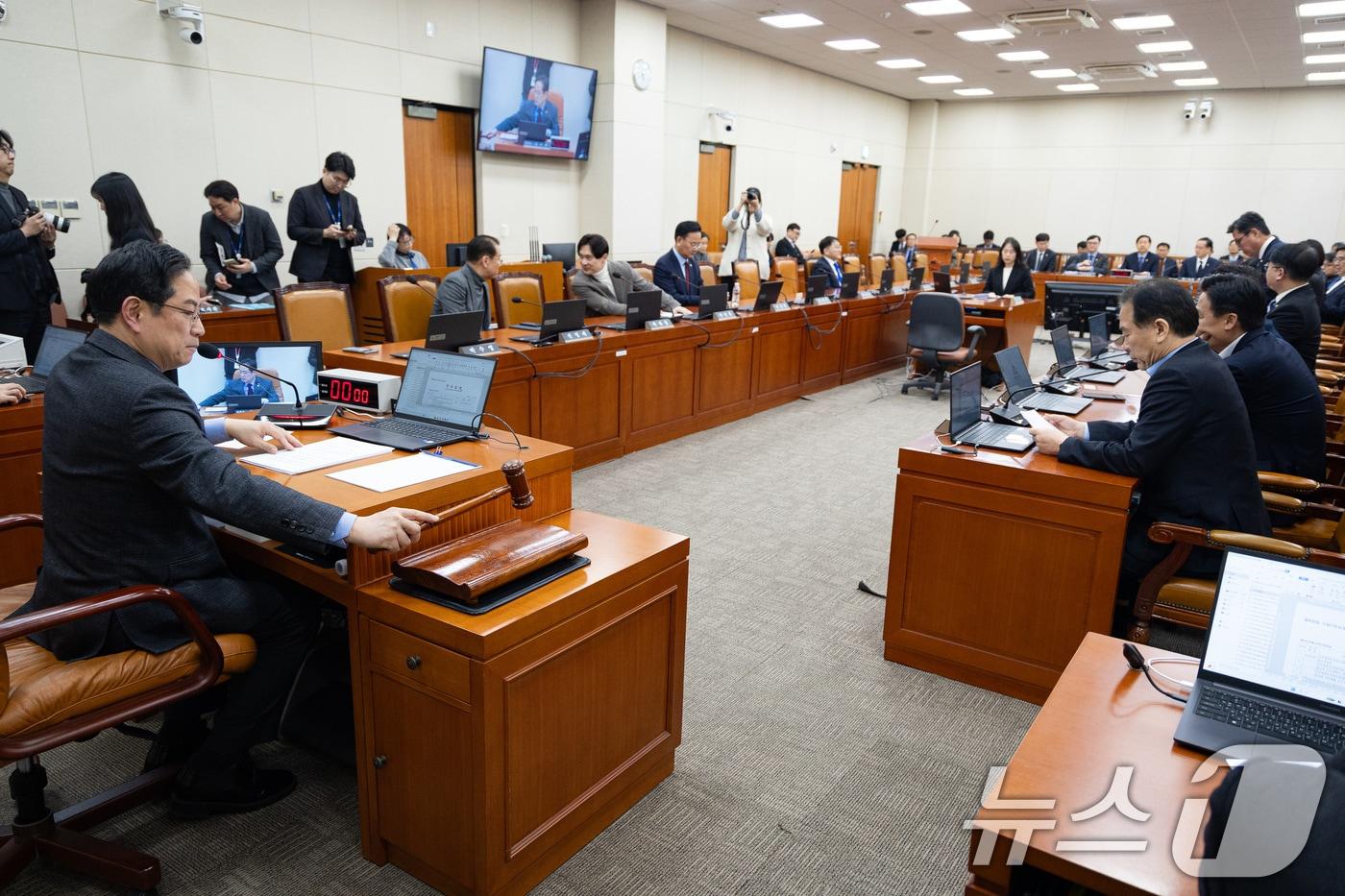 본문 이미지 - 박수영 국회 재정경제기획위원회 국민의힘 간사가 17일 서울 여의도 국회에서 열린 제433회 국회(임시회) 재정경제기획위원회 제2차 전체회의에서 의사봉을 두드리고 있다. 2026.3.17 ⓒ 뉴스1 유승관 기자