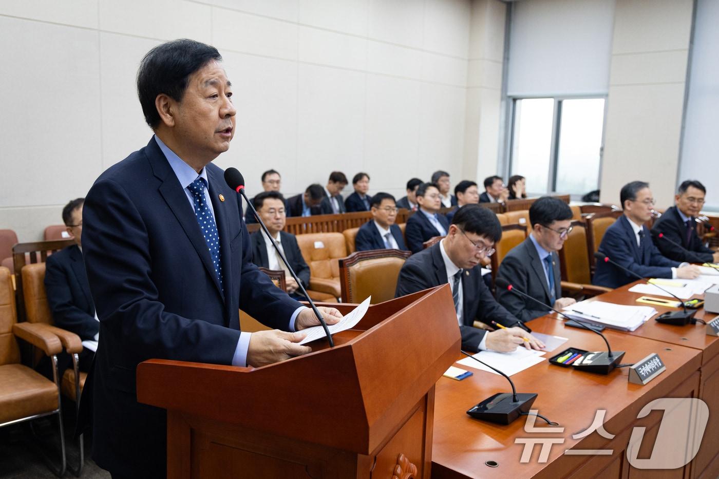 본문 이미지 - 구윤철 부총리 겸 재정경제부 장관이 17일 서울 여의도 국회에서 열린 제433회 국회(임시회) 재정경제기획위원회 제2차 전체회의에서 법안 의결 인사말을 하고 있다. 2026.3.17 ⓒ 뉴스1 유승관 기자