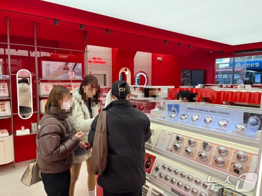 본문 이미지 - 명동의 한 화장품 매장에서 외국인들이 제품을 구매하기 위해 살펴보고 있다. ⓒ뉴스1 신민경 기자