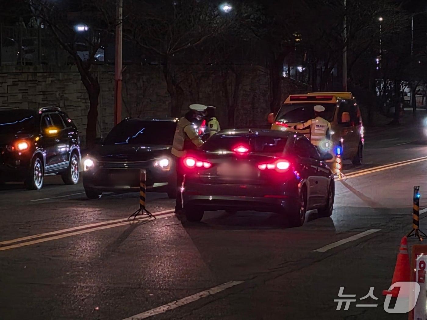 본문 이미지 - 진해경찰서가 이달 1일부터 다음달 30일까지 야간 합동 음주단속을 진행한다. 사진은 창원시 진해구 음주단속 모습.(진해경찰서 제공. 재판매 및 DB금지)