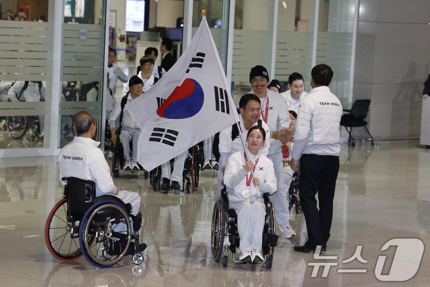 본문 이미지 - 금메달 2개, 은메달 4개, 동메달 1개(종합 13위) 성적으로 역대 최대 성과를 거둔 2026 밀라노·코르티나담페초 동계패럴림픽 선수단이 17일 오후 인천국제공항 2터미널을 통해 귀국하고 있다.2026.3.17 ⓒ 뉴스1 안은나 기자