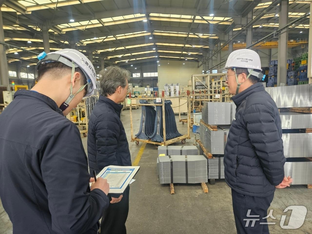 본문 이미지 - 고용노동부 서산지청은 17일 제조업 현장 지게차 안전조치 실태 불시 점검했다.(서산지청 제공. 재판매 및 DB금지)2026.3.17/뉴스1