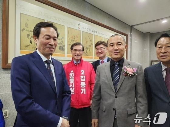 본문 이미지 - 지난달 20일 강릉농협에서 열린 강릉최씨 대종회 신년 하례회에서 김진태 강원도지사와 우상호 전 청와대 정무수석이 인사하고 있다.(자료사진)/뉴스1 DB