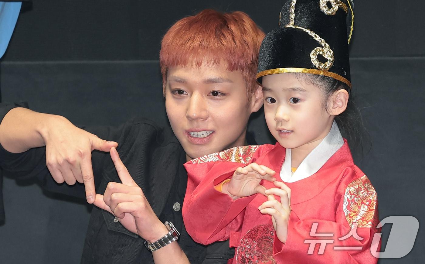 본문 이미지 - 영화 '왕과 사는 남자'의 박지훈(왼쪽) ⓒ 뉴스1 권현진 기자