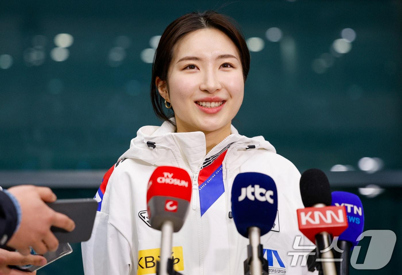 본문 이미지 - 2026 ISU(국제빙상경기연맹) 쇼트트랙 세계선수권대회에서 생애 첫 2관왕을 달성한 김길리가 17일 오후 인천국제공항 1터미널을 통해 입국, 취재진 질문에 답하고 있다. 2026.3.17 ⓒ 뉴스1 안은나 기자