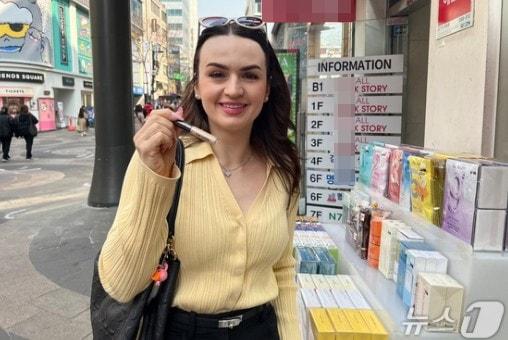 본문 이미지 - 일본에 거주 중인 폴란드 출신 직장인 서포티나 씨는 트러블을 가리는 데에 사용 중인 더샘 컨실러 제품을 소개했다. ⓒ 뉴스1 신민경 기자