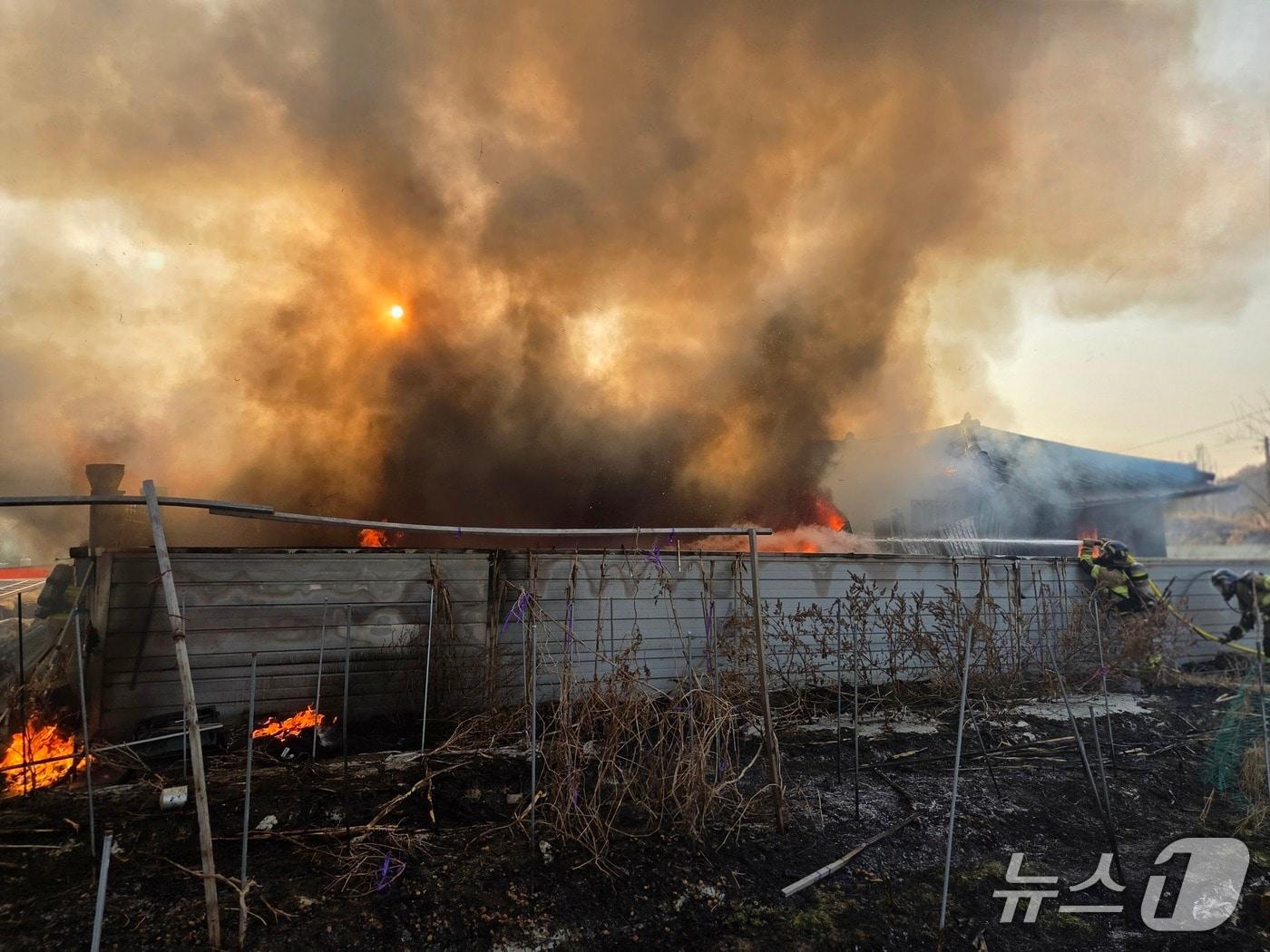 본문 이미지 - 목천읍 단독주택 화재.(천안동남소방서 제공. 재판매 및 DB금지)