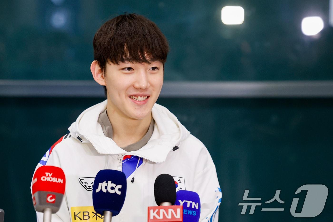 본문 이미지 - 2026 ISU(국제빙상경기연맹) 쇼트트랙 세계선수권대회에서 1000m, 1500m 금메달로 생애 첫 2관왕을 달성한 임종언이 17일 오후 인천국제공항 1터미널을 통해 입국, 취재진 질문에 답하고 있다. 2026.3.17 ⓒ 뉴스1 안은나 기자