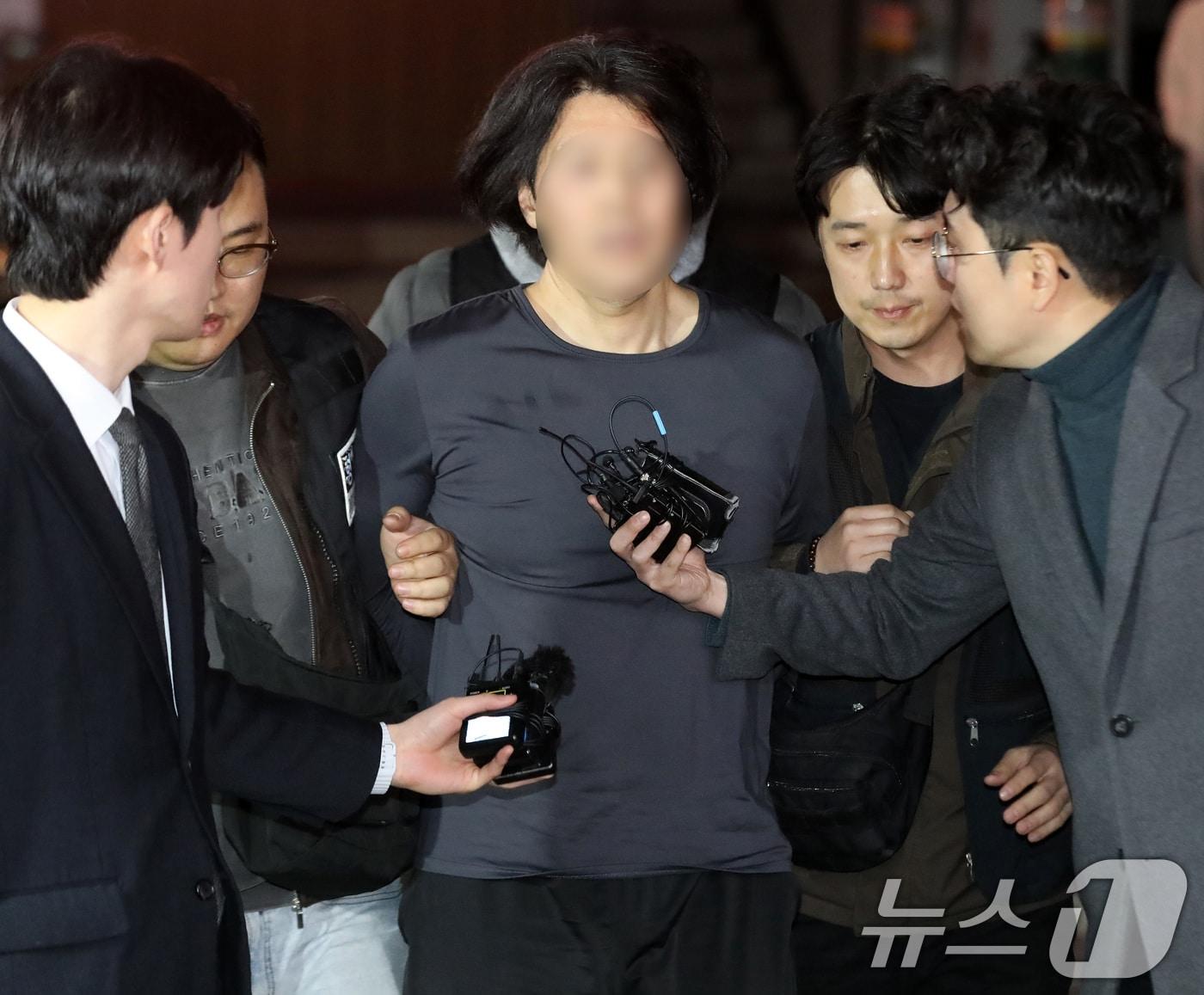 본문 이미지 - 부산의 한 아파트에서 항공사 기장을 흉기로 살해한 혐의를 받는 50대 피의자 A 씨가 17일 오후 부산진경찰서로 압송되고 있다. A 씨는 전 직장 동료인 국내 항공사 기장 B 씨(50대·남)를 살해한 후 울산의 한 모텔에 숨어있다가 경찰에 붙잡혔다. 2026.3.17 ⓒ 뉴스1 윤일지 기자