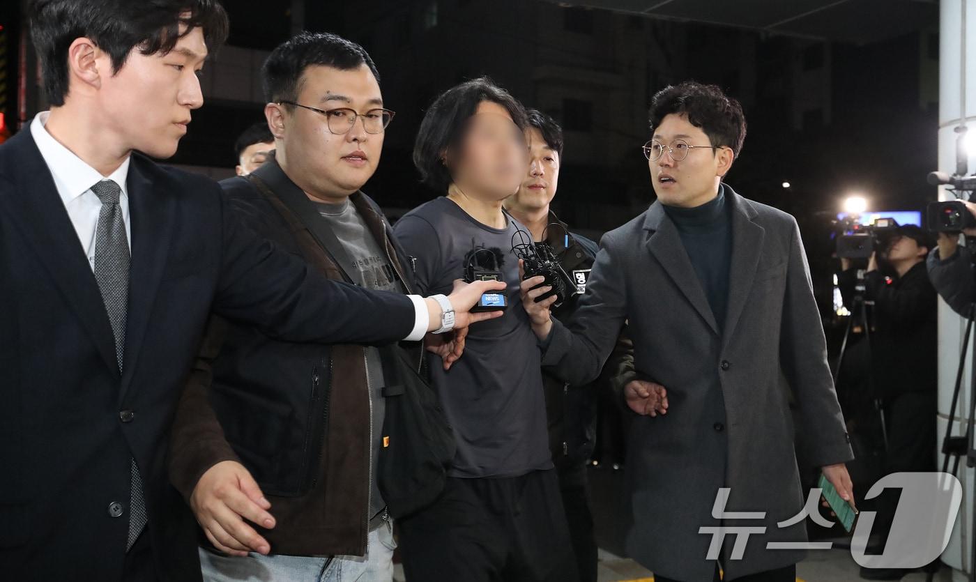 본문 이미지 - 부산의 한 아파트에서 항공사 기장을 흉기로 살해한 혐의를 받는 50대 피의자 A 씨가 17일 오후 부산진경찰서로 압송되고 있다. A 씨는 전 직장 동료인 국내 항공사 기장 B 씨(50대·남)를 살해한 후 울산의 한 모텔에 숨어있다가 경찰에 붙잡혔다. 2026.3.17 ⓒ 뉴스1 윤일지 기자