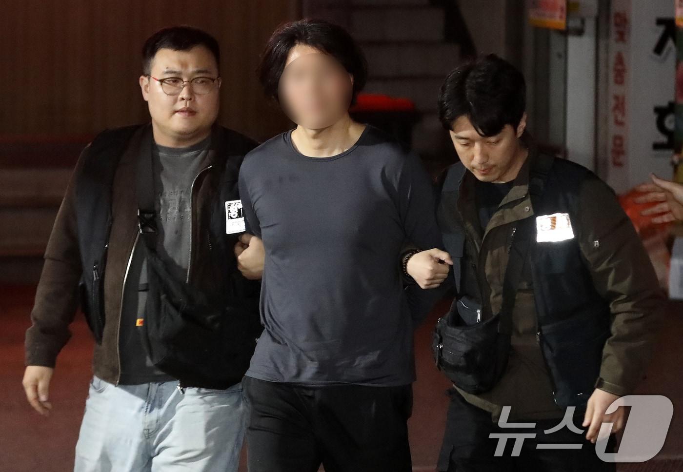 본문 이미지 - 부산의 한 아파트에서 항공사 기장을 흉기로 살해한 혐의를 받는 50대 피의자 A 씨가 17일 오후 부산진경찰서로 압송되고 있다. A 씨는 전 직장 동료인 국내 항공사 기장 B 씨(50대·남)를 살해한 후 울산의 한 모텔에 숨어있다가 경찰에 붙잡혔다. 2026.3.17 ⓒ 뉴스1 윤일지 기자