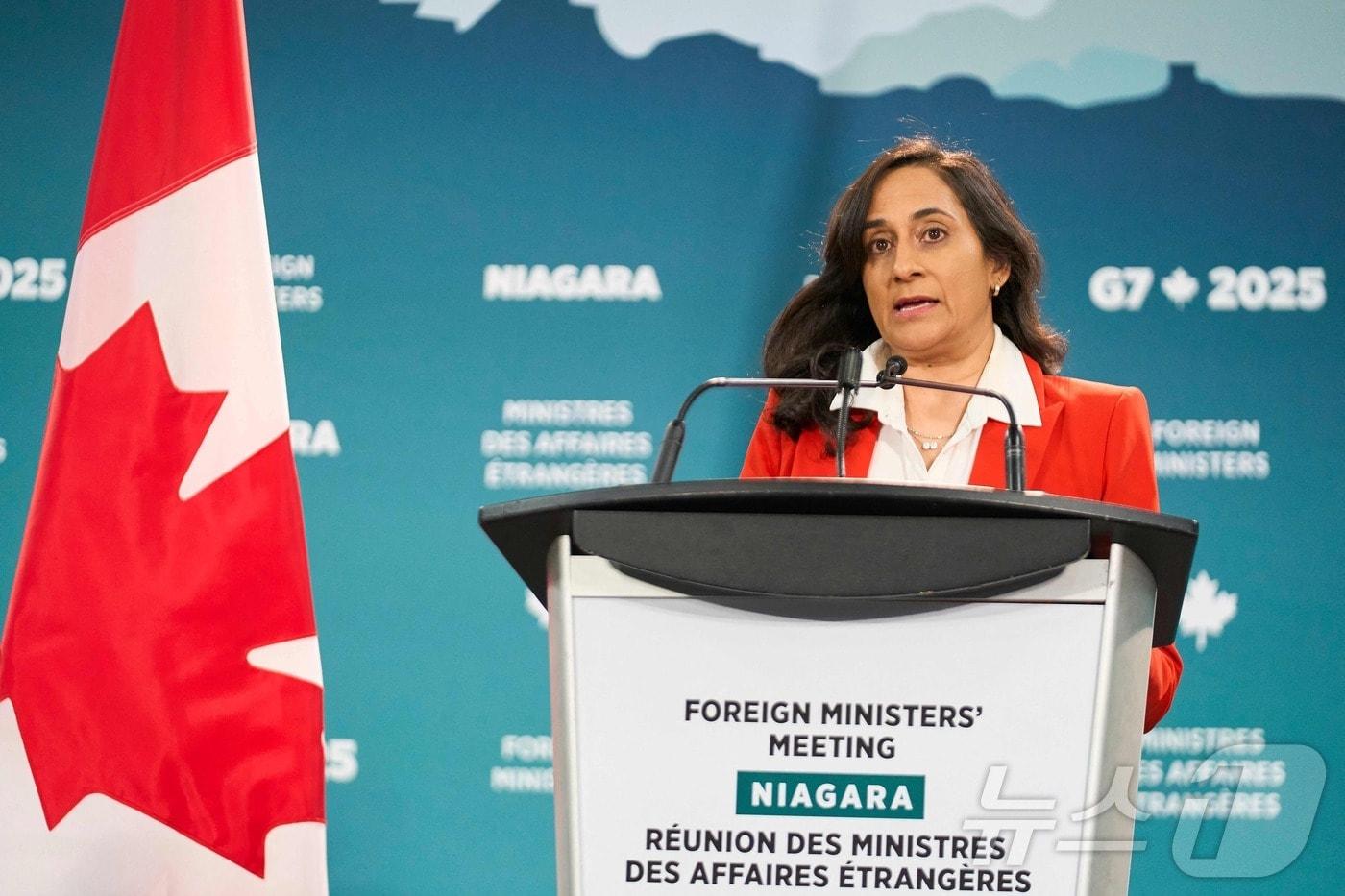 본문 이미지 - 아니타 아난드 캐나다 외무장관이 지난해 11월 12일 온타리오주 나이아가라온더레이크에서 열린 G7 외교장관 회의에 참석해 발언하고 있다. (자료사진) 2025.11.12 ⓒ AFP=뉴스1