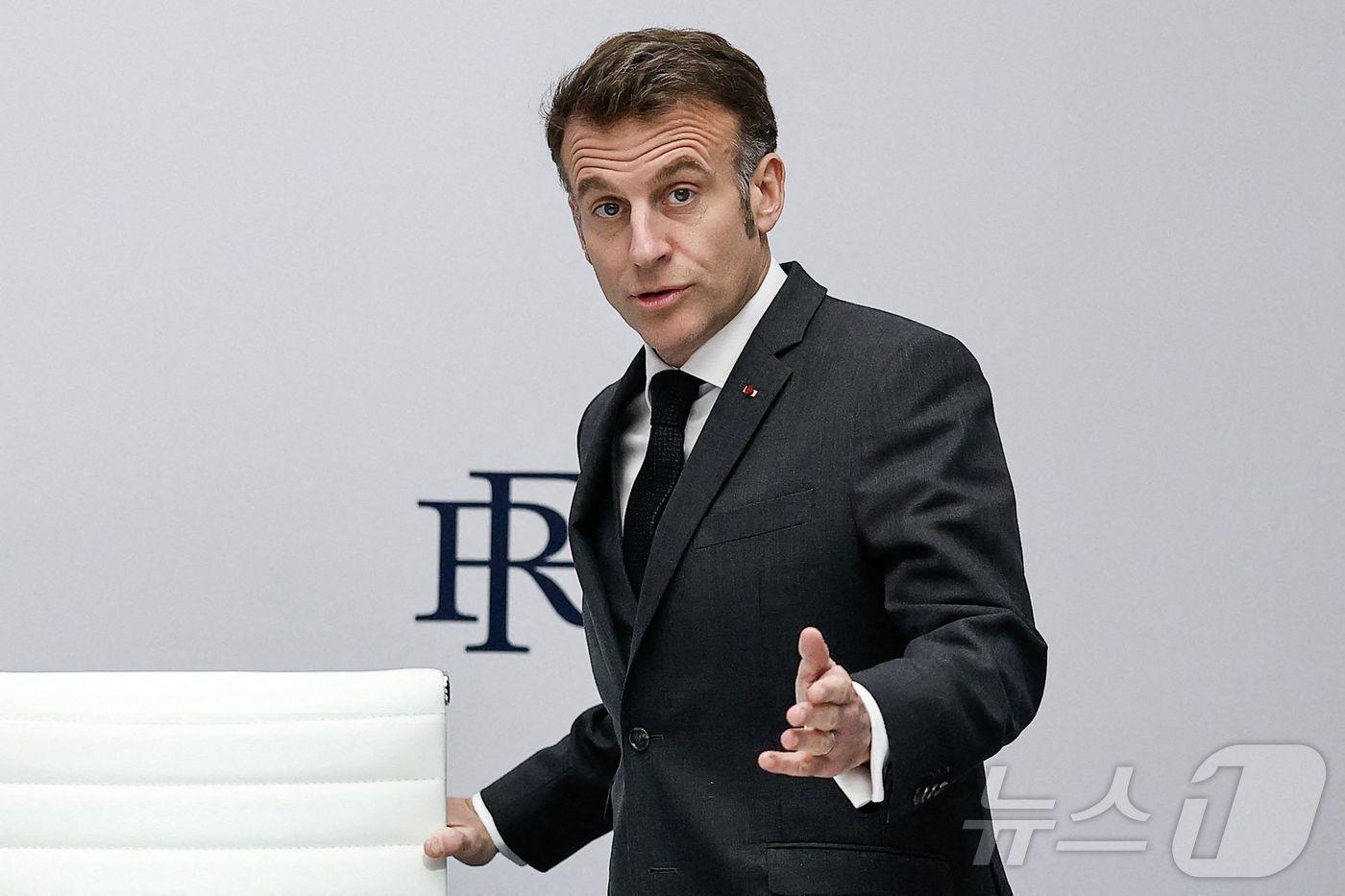 본문 이미지 - 에마뉘엘 마크롱 프랑스 대통령이 17일(현지시간) 파리 엘리제궁에서 중동 전쟁에 관한 국가안보회의에 참석하고 있다. 2026.3.17 ⓒ AFP=뉴스1
