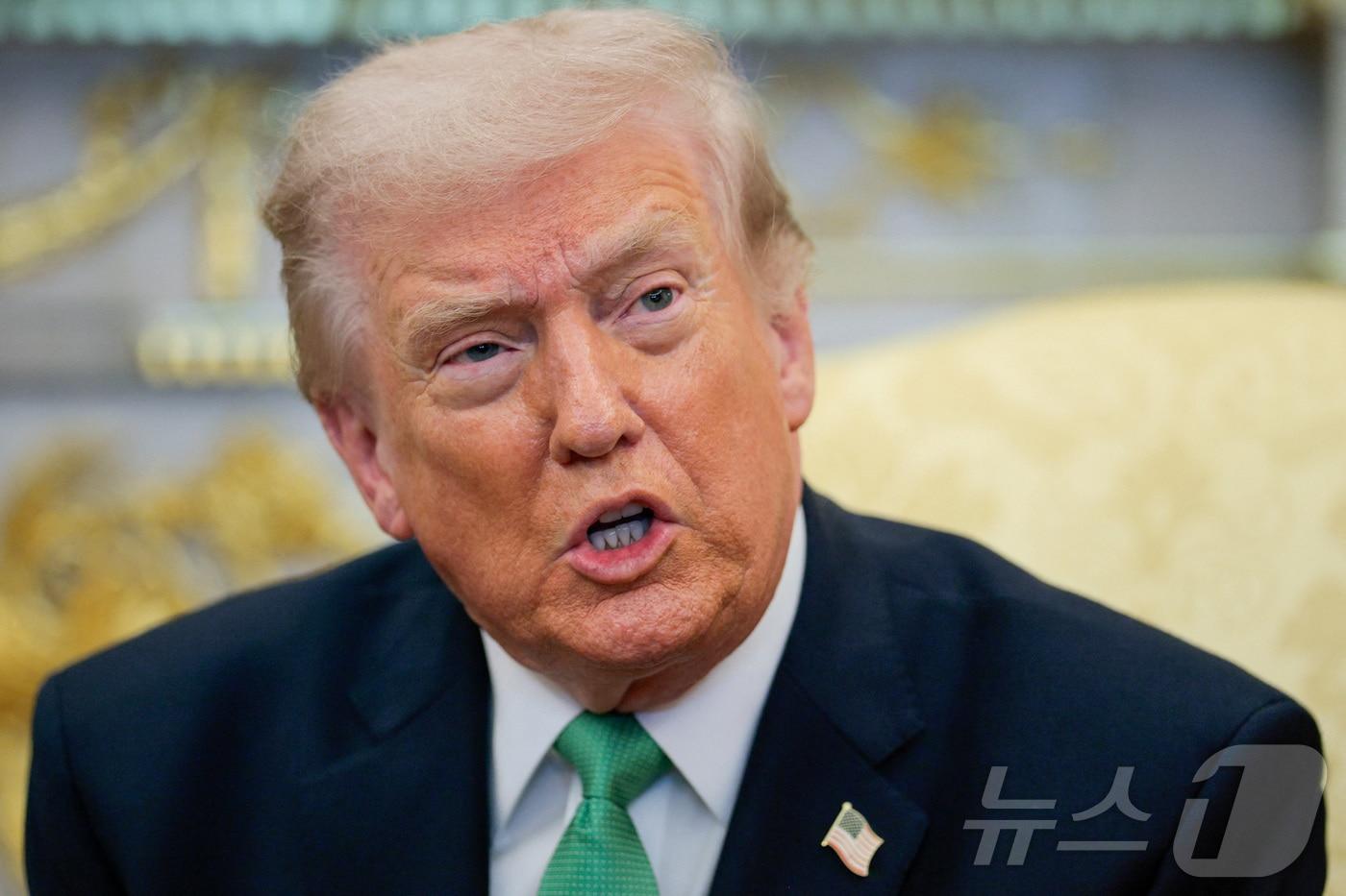 본문 이미지 - 도널드 트럼프 미국 대통령이 17일(현지시간) 워싱턴DC 백악관에서 열린 아일랜드 총리와의 회담에서 발언하고 있다. 2026.03.17. ⓒ 로이터=뉴스1