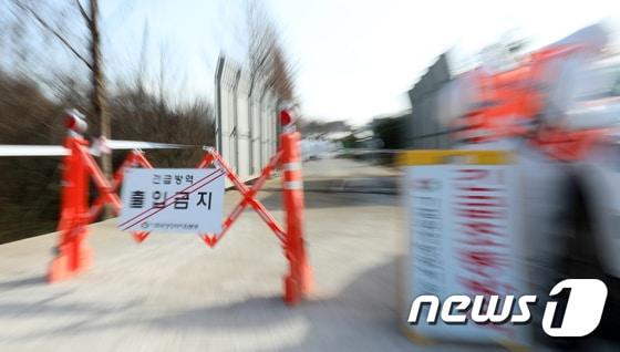 본문 이미지 - 18일 전북 김제시 용지면의 한 산란계 농장에서 조류인플루엔자 H5형 항원이 검출돼 추가 정밀검사가 진행되고 있다./뉴스1 