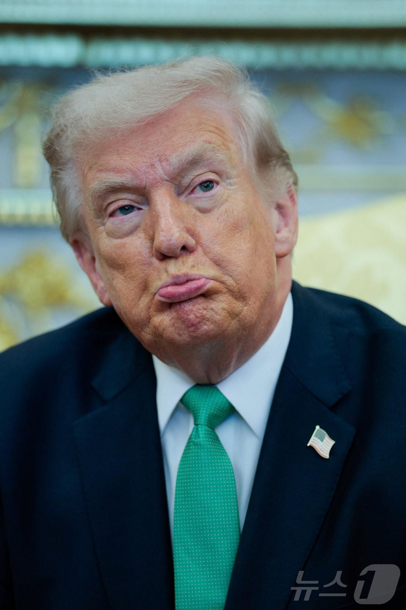 본문 이미지 - 도널드 트럼프 미국 대통령이 17일(현지시간) 백악관에서 마이클 마틴 아일랜드 총리와 회담하고 있다. 2026.3.17 ⓒ 로이터=뉴스1