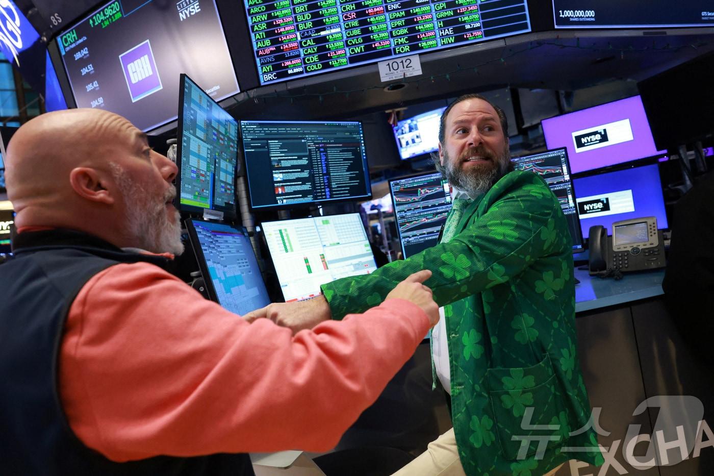 본문 이미지 - 뉴욕증권거래소 트레이더들 ⓒ 로이터=뉴스1