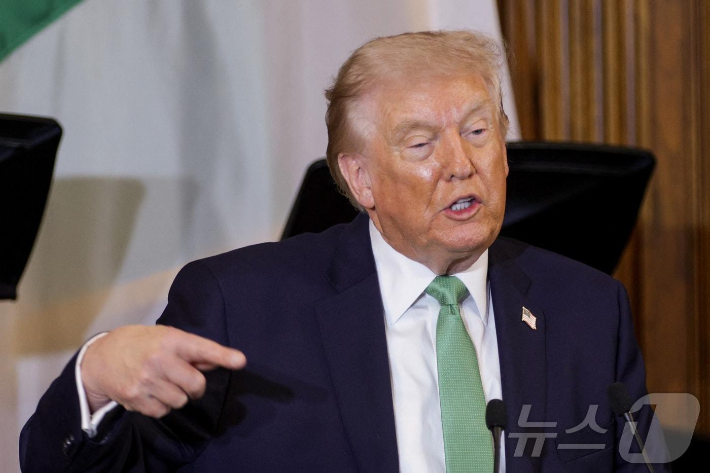 본문 이미지 - 도널드 트럼프 미국 대통령이 17일(현지시간) 워싱턴DC 의사당에서 열린 연례 '아일랜드의 친구들' 오찬 행사에서 연설하고 있다. 2026.03.17. ⓒ AFP=뉴스1