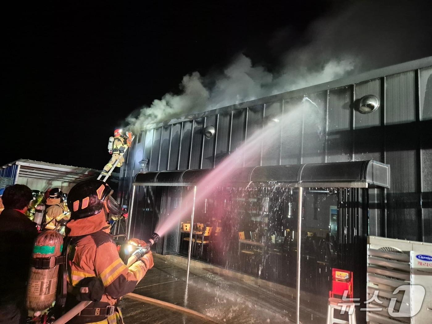 본문 이미지 - 청양 비봉면 록평리 화재 현장. (청양소방서 제공, 재판매 및 DB금지) / 뉴스1