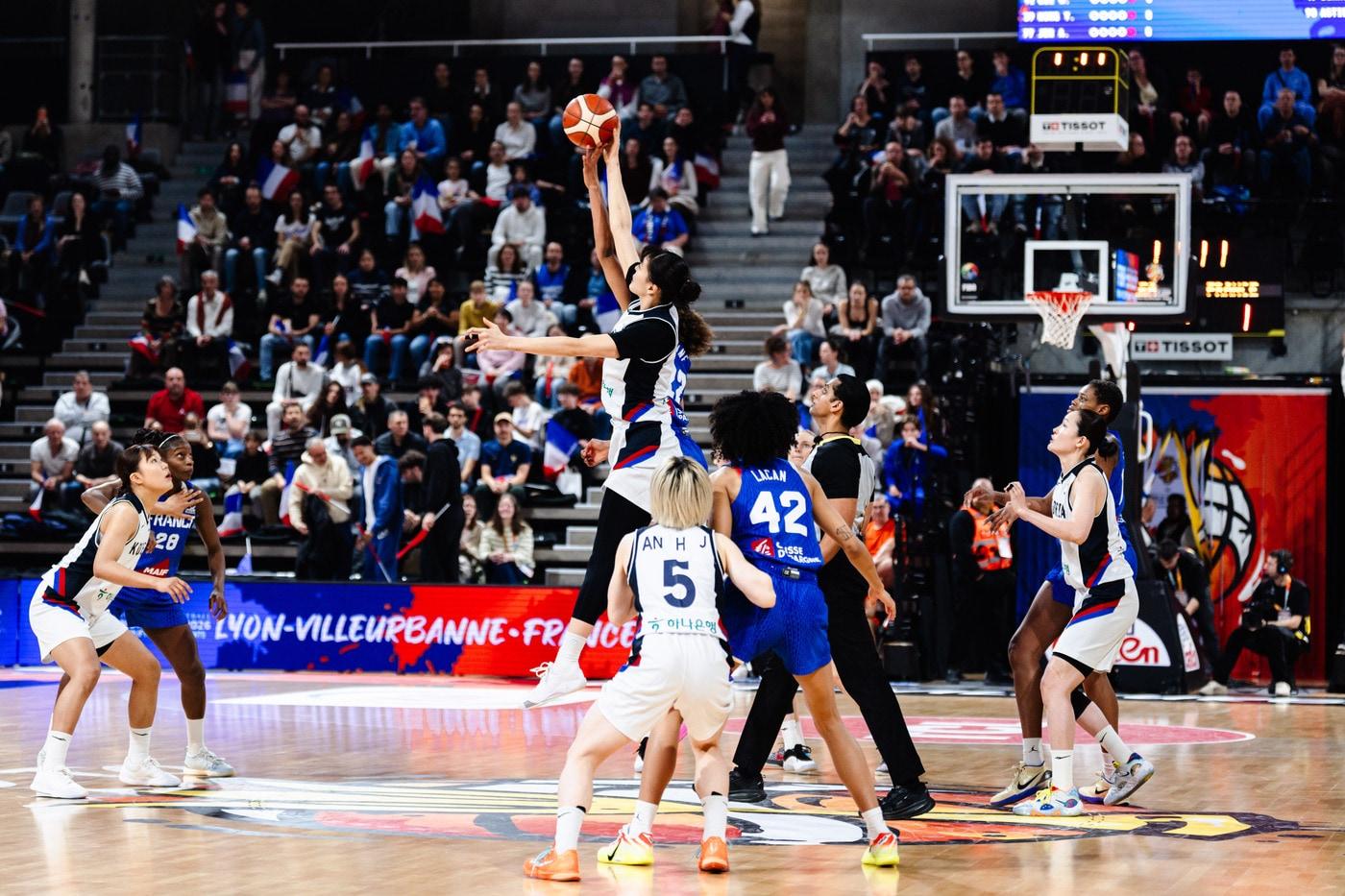 본문 이미지 - 한국 여자농구대표팀이 18일(한국시간) 열린 2026 FIBA 여자 농구 월드컵 최종예선 프랑스전에서 62-89로 졌다. (FIBA 제공)