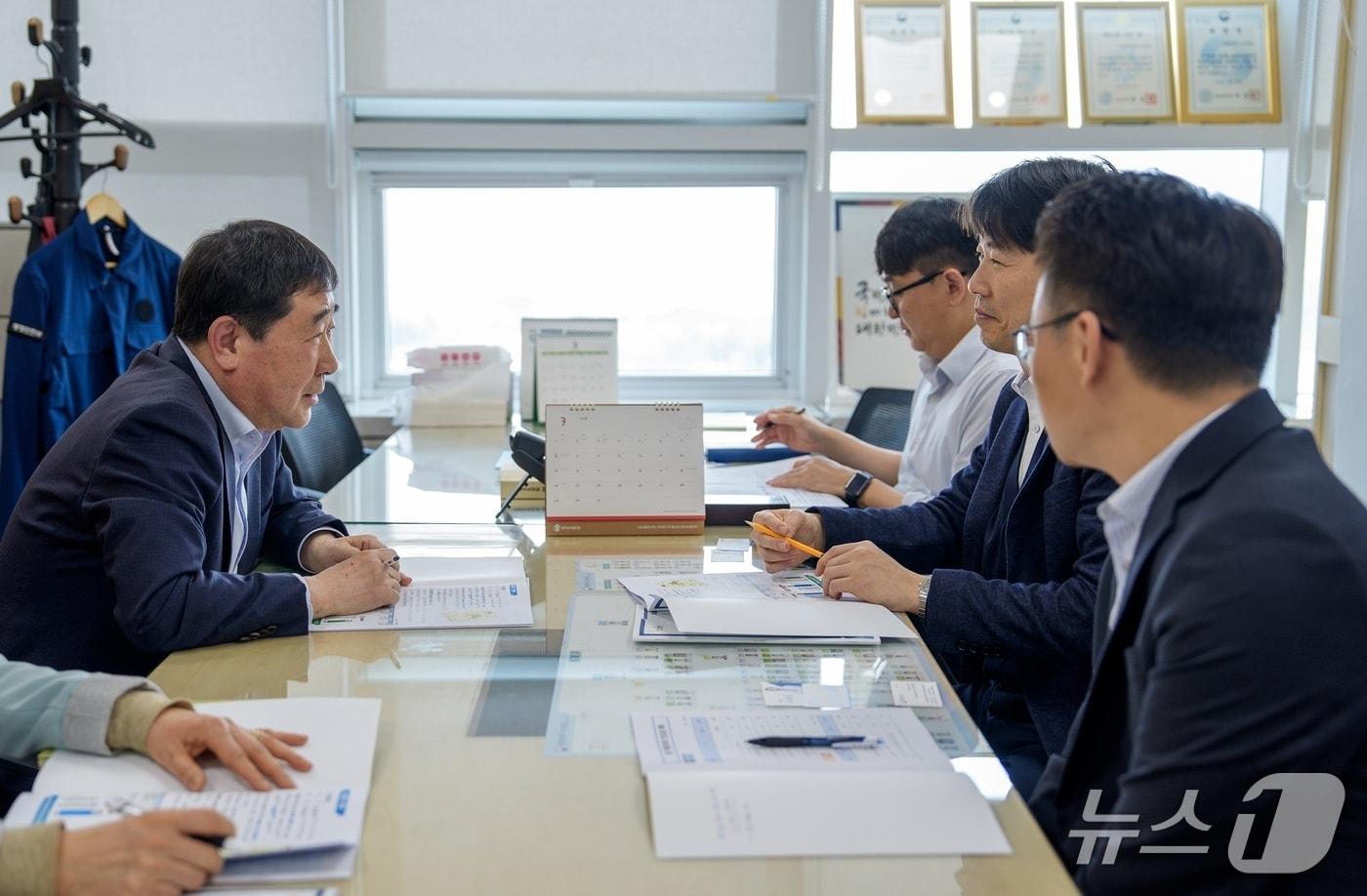 본문 이미지 - 이재영 증평군수(왼쪽)가 지난 17일 행정안전부 지용구 교부세과장을 면담하고 있다.(증평군 제공. 재판매 및 DB금지)