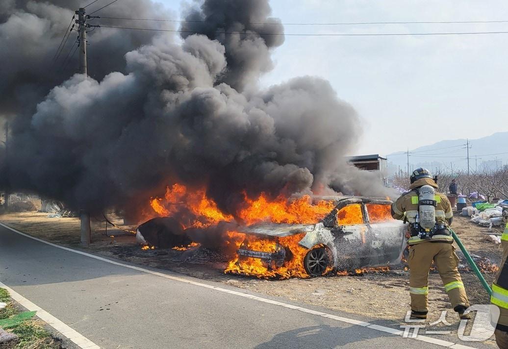 본문 이미지 - 17일 오후 3시 12분쯤 경북 경산시 대정동 한 농막 인근 노지에서 잡풀을 소각하던 중 불씨가 농막과 차량에 옮겨 붙었다. (경북소방본부 제공. 재판매 및 DB 금지)2026.3.18/뉴스1