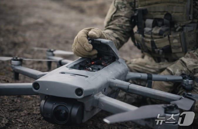 본문 이미지 - 드론에 소프트웨어를 설치하고 있는 모습 - 스워머 홈피 갈무리