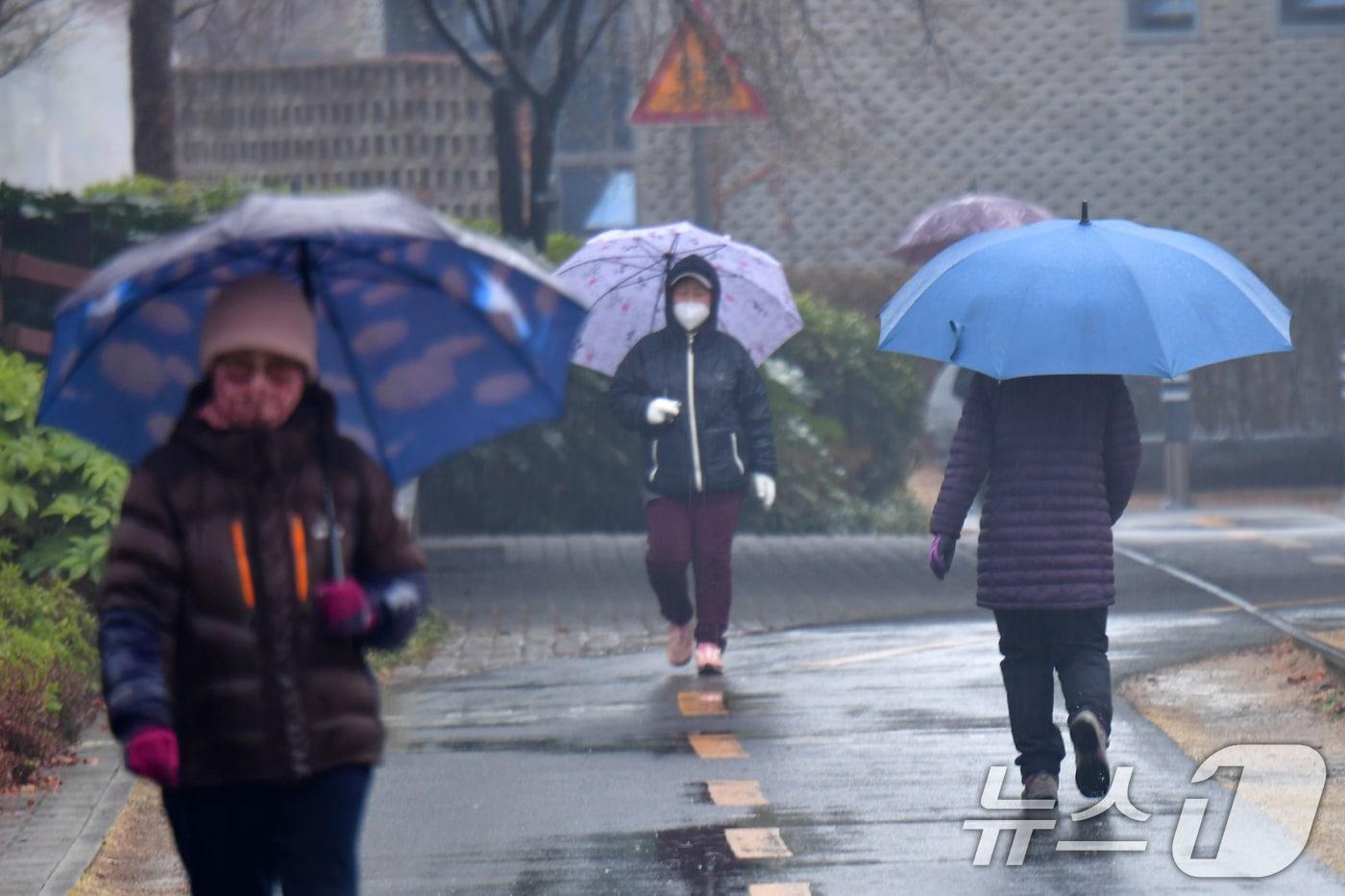 본문 이미지 - 18일 오전 경북 포항시 전역에 봄비가 내리는 가운데 남구 대잠동 철길 숲에서 시민들이 걸어가고 있다. 2026.3.18 ⓒ 뉴스1 최창호 기자